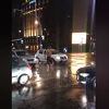Hit na internetu: Muškarac se skinuo do pojasa i regulisao saobraćaj po kiši u Beogradu
