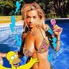 Rita Ora se fotografisala potpuno gola pa na sebi "nacrtala" bikini