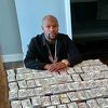 Mayweather na udaru kritičara nakon što je pozirao s 2 miliona dolara u kešu
