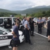 Radnici Aluminija ne odustaju od blokade, puštaju samo vozila s djecom i bolesnima