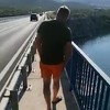 Objavljen snimak avanturističkog skoka sa Šibenskog mosta, muškarac umalo poginuo