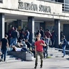 Veća grupa migranata u Sarajevu čeka voz za Bihać, policija ih tjera s trave