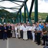 Sa fočanskog "mosta smrti" spuštene ruže za 3.000 ubijenih Bošnjaka u ovom gradu