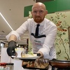 Britanski ambasador u ulozi kuhara Tuzlacima pripremio kadun butiće i fish and chips