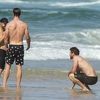 Liam Hemsworth snimljen kako s bratom Chrisom odmara na plaži
