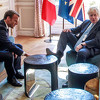 Johnson se brzo raskomotio kao premijer: Dok je razgovarao s Macronom digao nogu na stol