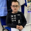 Pomozimo malom Ajdinu Žigonji da kupi nove ortopedske cipelice