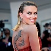 Scarlett Johansson mamila poglede u uskoj haljini koja izražava obline