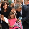 Ajnadžić i Karačić obradovali prvačiće školskim torbama, priborom i udžbenicima
