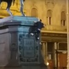 Muškarac se pokušao popeti na spomenik Bana Jelačića, snimak pada postao viralan