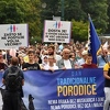 Pogledajte mirnu šetnju povodom "Dana tradicionalne porodice", u koloni sve više građana