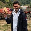 Uživa u Srbiji: Novak Đoković kopao krompir na Kopaoniku
