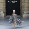 Helen Mirren ukrala show u Parizu: Bosonoga trčala po modnoj pisti
