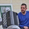 Samir Nurkić na harmonici objasnio kako roditelji na Balkanu uspavljuju djecu