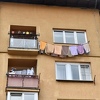 Sušiti veš na prozoru ili ne, nadležni neodlučni: Rastegnuti i puni štrikovi ruglo u Sarajevu