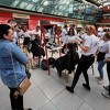 Zenički frizeri u humanoj akciji: Cijeli dan šišali kako bi pomogli Adni Vojvodić i Danisu Kadiću