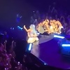 Lady Gaga pala s pozornice dok je izvodila provokativnu plesnu tačku