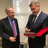 Zvizdić u New Yorku poklonio zamjeniku direktora WJC-a kopiju Sarajevske hagade
