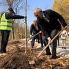Aleja ambasadora se mora proširiti: Još četiri ambasadora zasadila lipe sa svojim imenom