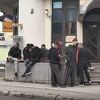 Migranti u Bihaću pred poštom čekaju novac, vlast danas razmatra novu lokaciju kampa