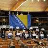Mladi iz BiH poslali poruku Emanuelu Macronu u srcu Francuske
