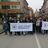 Više od 200 učenika organiziralo šetnju u Travniku u znak podrške majkama Srebrenice