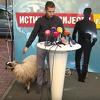 Ivan Begić doveo janje ispred sjedišta RTRS-a u Banjoj Luci