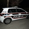 Sarajevo: Muškarac sjekirom razbio auto, napao ženu pa komšiji prijetio pištoljem