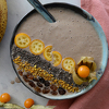 Energetski smoothie u zdjelici je hranljiv zamjenski obrok za dodatni potencijal