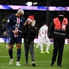 Mbappe zaštitio dječaka koji je utrčao na teren, pa poslije meča kao Djed Mraz dijelio paketiće