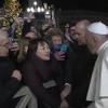 Na papu u Vatikanu nasrnula žena, morao je udariti po ruci kako bi se otrgnuo