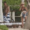 Više od prijateljstva? Jennifer Aniston snimljena na plaži u društvu holivudskog reditelja