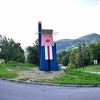 Zapaljena drvena statua Donalda Trumpa u Sloveniji