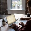 Kičma pati zbog dugog sjedenja: Znate li pravilno namjestiti stolicu