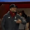 Klopp "poludio" kada mu je navijač pružio ruku, a čudno se rukovao i sa Simeoneom