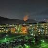 Gori šuma i nisko rastinje iznad Imigracionog centra u Istočnom Sarajevu