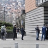Građani Sarajeva poštuju mjere protiv koronavirusa: Disciplinovano čekaju u redovima