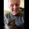 Šta rade svjetske zvijezde u samoizolaciji: Anthony Hopkins svira klavir mački