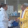 Vladimir Putin obukao zaštitno odijelo kako bi posjetio oboljele od koronavirusa