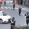 Policajci u Andori na ulici plesali uz pjesmu "Baby Shark" za djecu u karantinu