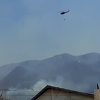Helikopter Oružanih snaga BiH gasi požar u Mostaru koji prijeti kućama