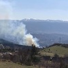 Gori nisko rastinje i šuma iznad Sarajeva, vatrogasci gase požar