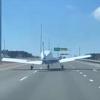Avion zbog kvara sletio na autoput u Kanadi