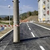 Nesvakidašnji prizor u Tuzli: Pogrešno izgradili put, stub ostao na sredini trake