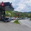 Nezapamćeno niska cijena goriva u Travniku stvorila kolonu automobila