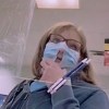 Žena napravila rupu na zaštitnoj maski kako bi mogla lakše disati