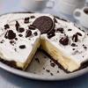 Tri poslastice sa mrvljenim i mljevenim Oreo keksom spremne za čas