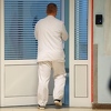 U Srbiji dvoje preminulo od koronavirusa, u Hrvatskoj ponovo zamijenili pacijente