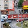 Sudar kamiona i automobila na kružnom toku u sarajevskom naselju Hrasno