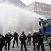 Za i protiv izolacije: Policija vodenim topovima rastjerala demonstrante u Hamburgu